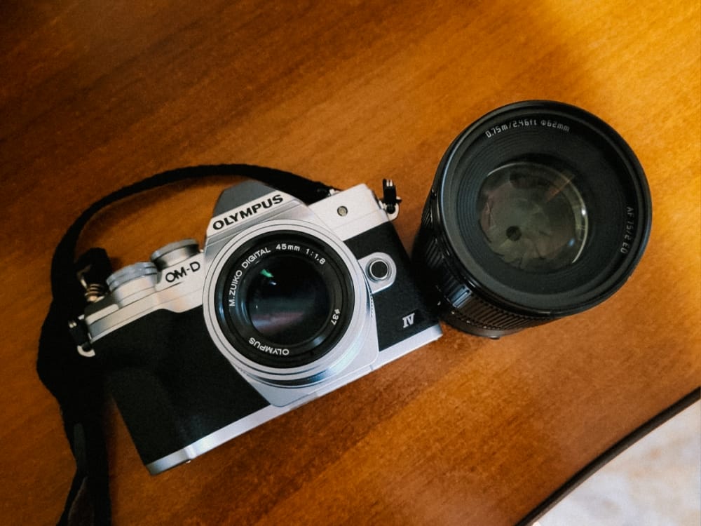 Aparat Olympus OM-D E-M10 Mark IV cu obiectivul Olympus M.Zuiko Digital 45mm f/1.8